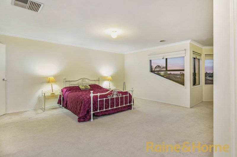 Photo - 11 Edgewater Circuit, Cairnlea VIC 3023 - Image 11