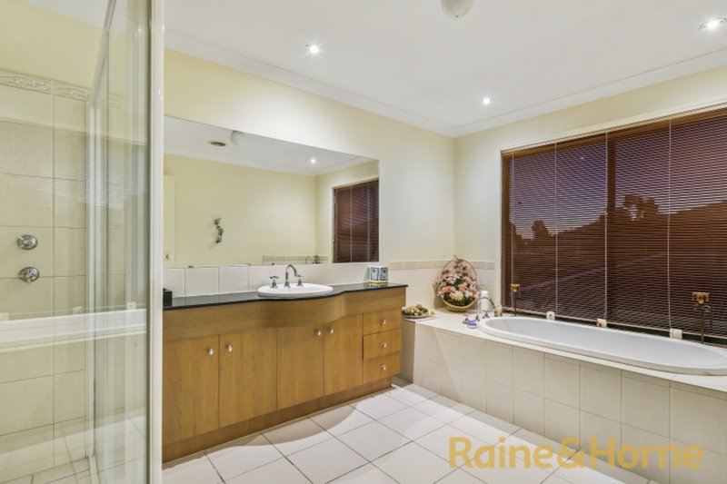 Photo - 11 Edgewater Circuit, Cairnlea VIC 3023 - Image 12