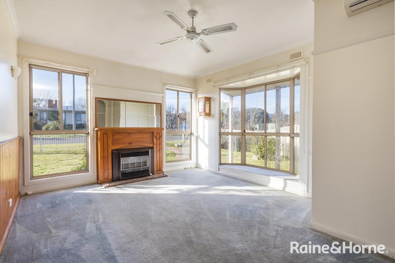 Photo - 11 Elizabeth Avenue, Kyneton VIC 3444 - Image 2