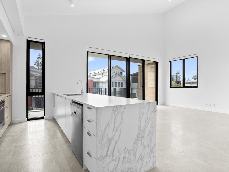 Photo - 1/1 Enderby Close, North Coogee WA 6163 - Image 4