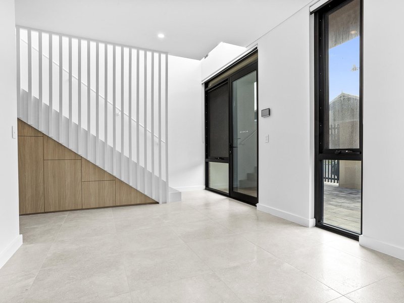 Photo - 1/1 Enderby Close, North Coogee WA 6163 - Image 5