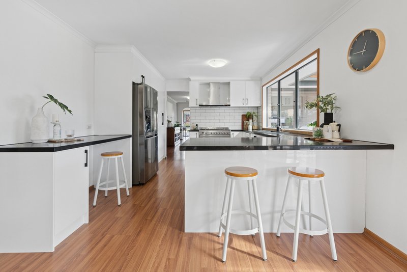 Photo - 11 Epacris Court, Langwarrin VIC 3910 - Image 5