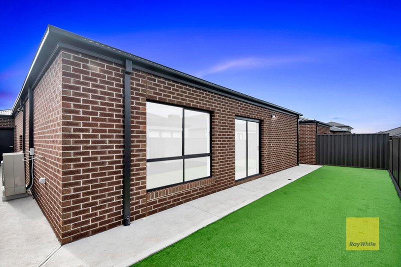 Photo - 11 Esmeralda Avenue, Tarneit VIC 3029 - Image 15
