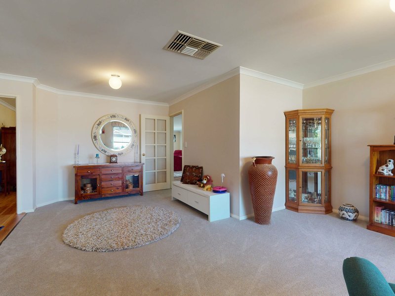 Photo - 11 Expedition Drive, Thornlie WA 6108 - Image 10