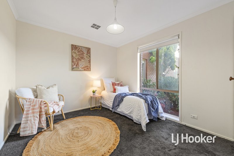 Photo - 11 Farrant Court, Altona Meadows VIC 3028 - Image 12