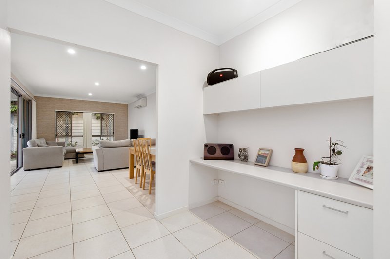 Photo - 11 Flagstaff Place, Upper Kedron QLD 4055 - Image 6