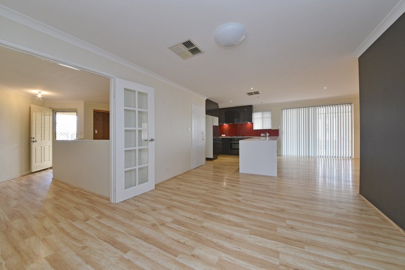 Photo - 11 Forkleaf Bend, Banksia Grove WA 6031 - Image 7