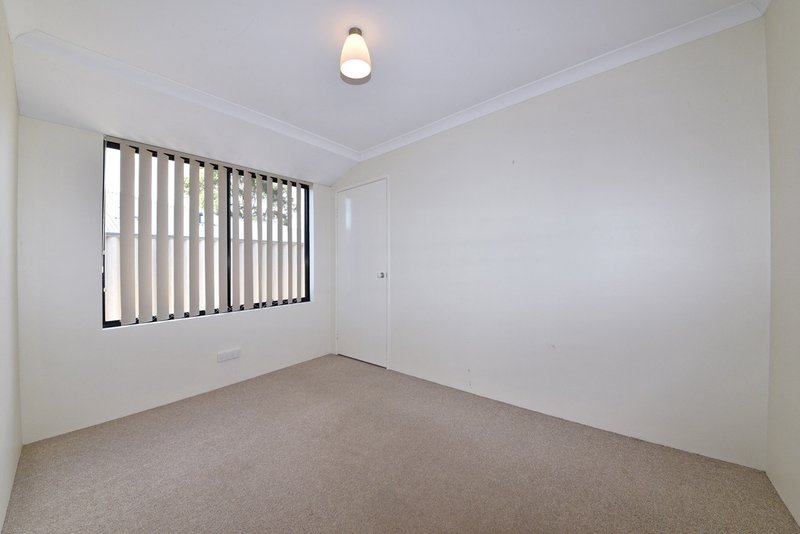 Photo - 11 Forkleaf Bend, Banksia Grove WA 6031 - Image 17