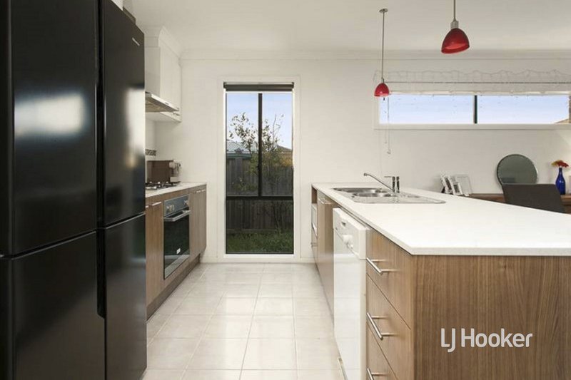 Photo - 11 Foxall Walk, Point Cook VIC 3030 - Image 3