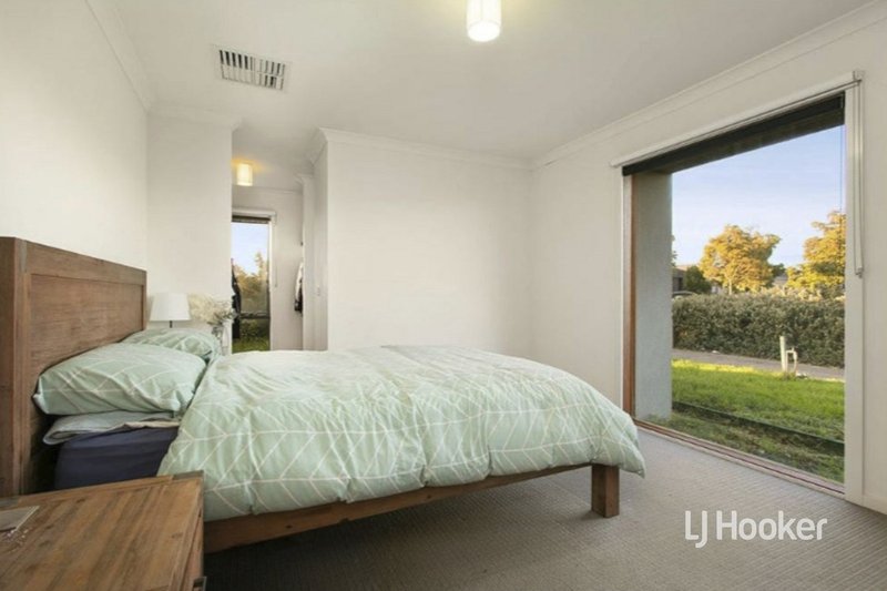 Photo - 11 Foxall Walk, Point Cook VIC 3030 - Image 6