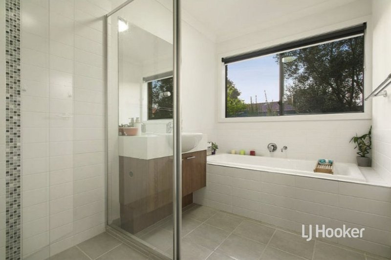 Photo - 11 Foxall Walk, Point Cook VIC 3030 - Image 7