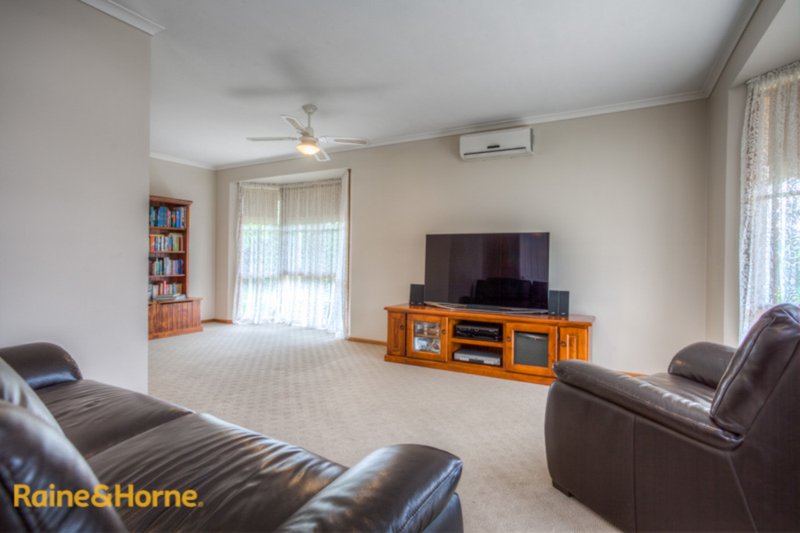 Photo - 11 Fullbrook Dve , Sunbury VIC 3429 - Image 4