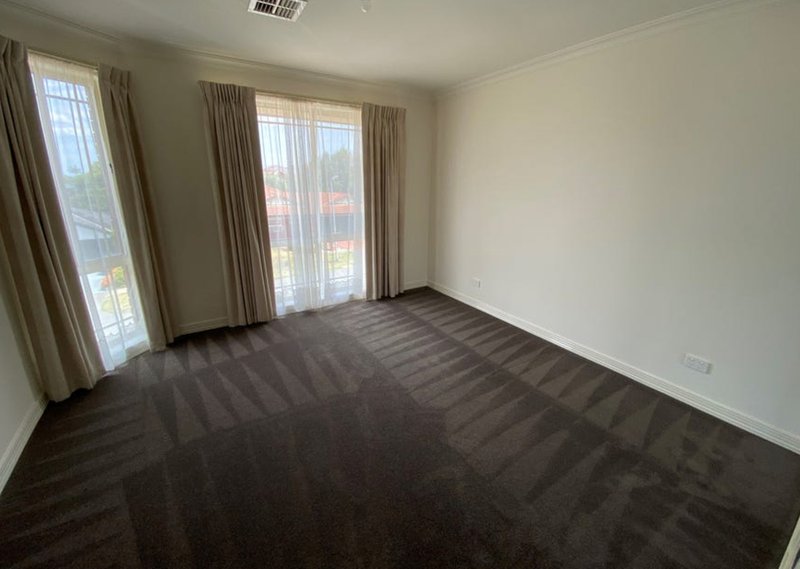 Photo - 11 Gardenview Close, Mill Park VIC 3082 - Image 6