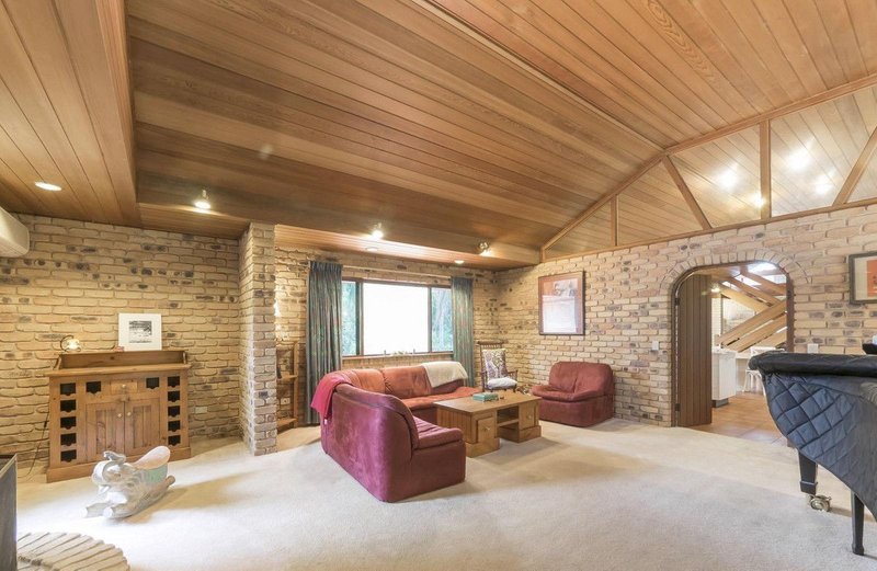 Photo - 11 Garrawin Court, Clear Mountain QLD 4500 - Image 4