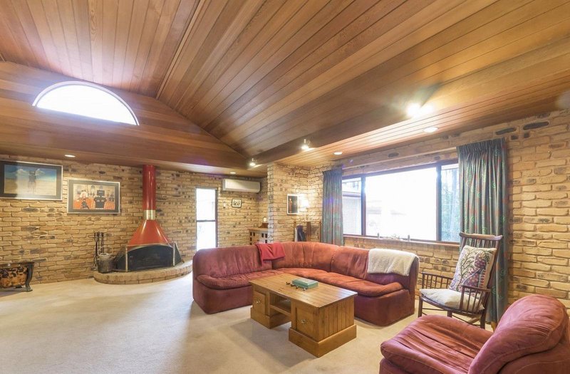 Photo - 11 Garrawin Court, Clear Mountain QLD 4500 - Image 5