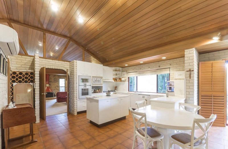 Photo - 11 Garrawin Court, Clear Mountain QLD 4500 - Image 9
