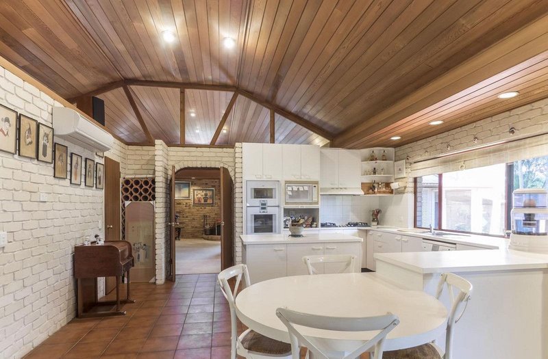 Photo - 11 Garrawin Court, Clear Mountain QLD 4500 - Image 10