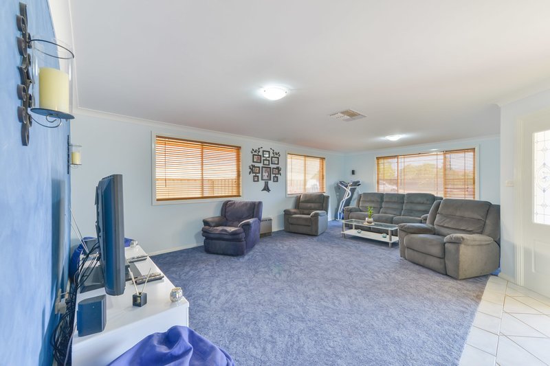 Photo - 11 Giles Place, Westdale NSW 2340 - Image 2