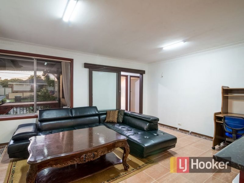 Photo - 11 Glencoe Grove, Dandenong North VIC 3175 - Image 4