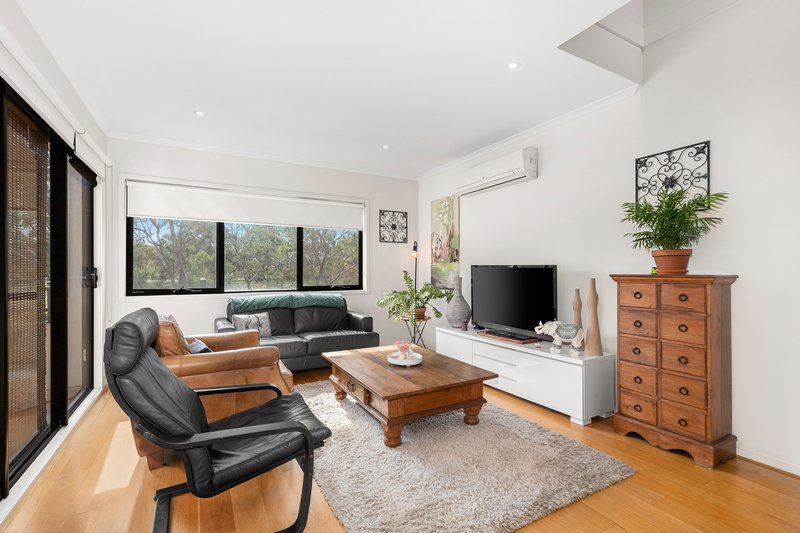 Photo - 11 Gorman Drive, Mill Park VIC 3082 - Image 3