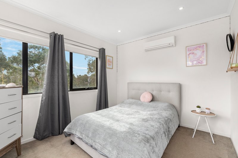 Photo - 11 Gorman Drive, Mill Park VIC 3082 - Image 5