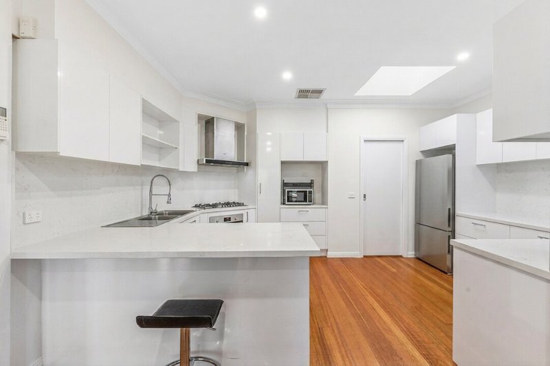Photo - 11 Griffiths Court, Mount Waverley VIC 3149 - Image 3