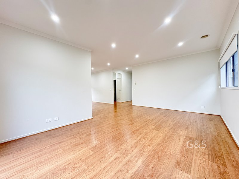 Photo - 11 Hartland Drive, Cranbourne North VIC 3977 - Image 5
