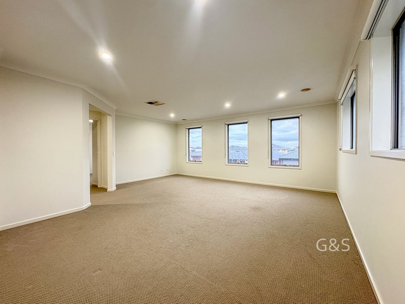 Photo - 11 Hartland Drive, Cranbourne North VIC 3977 - Image 9