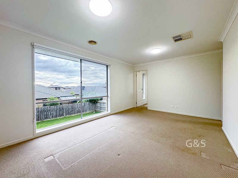 Photo - 11 Hartland Drive, Cranbourne North VIC 3977 - Image 10