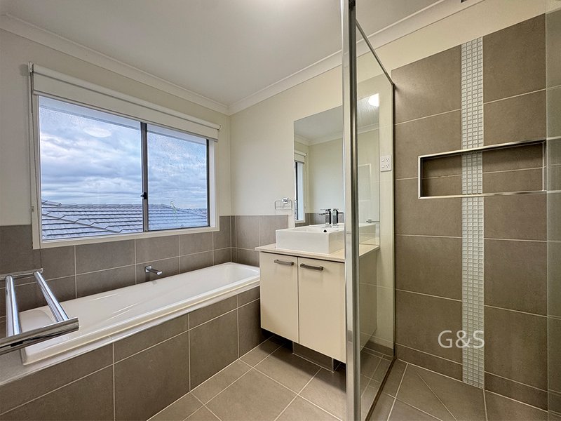 Photo - 11 Hartland Drive, Cranbourne North VIC 3977 - Image 11