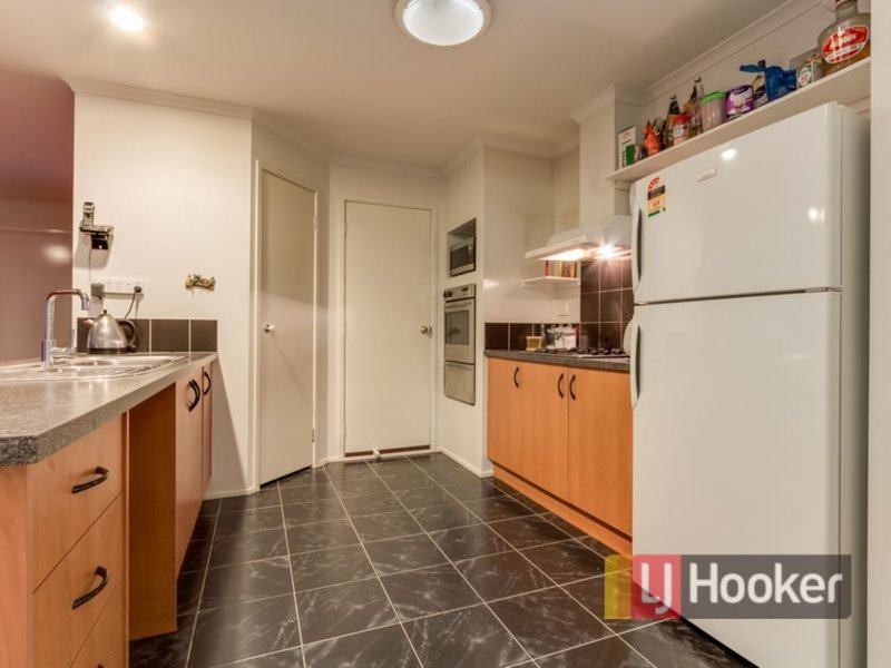 Photo - 11 Hasluck Crescent, Lynbrook VIC 3975 - Image 4