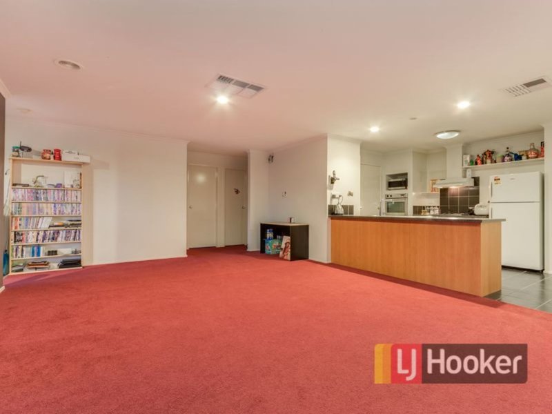 Photo - 11 Hasluck Crescent, Lynbrook VIC 3975 - Image 7