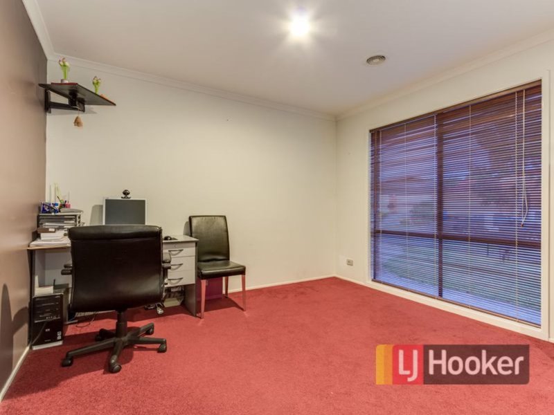 Photo - 11 Hasluck Crescent, Lynbrook VIC 3975 - Image 12