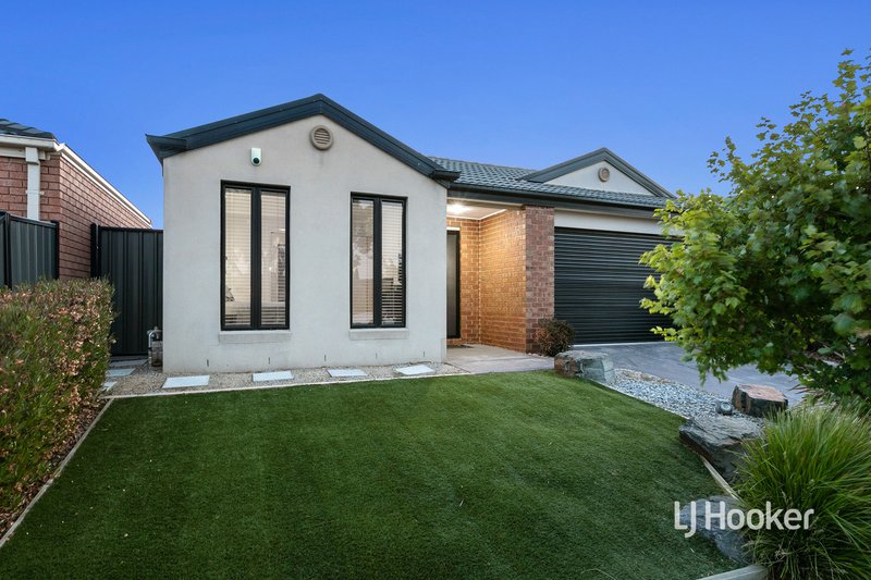 Photo - 11 Hasluck Gardens, Point Cook VIC 3030 - Image 2