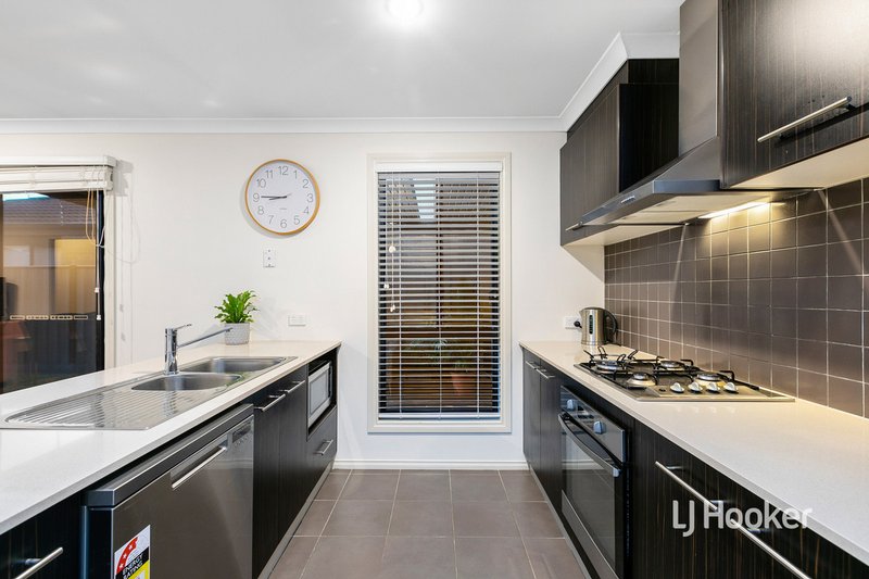 Photo - 11 Hasluck Gardens, Point Cook VIC 3030 - Image 3