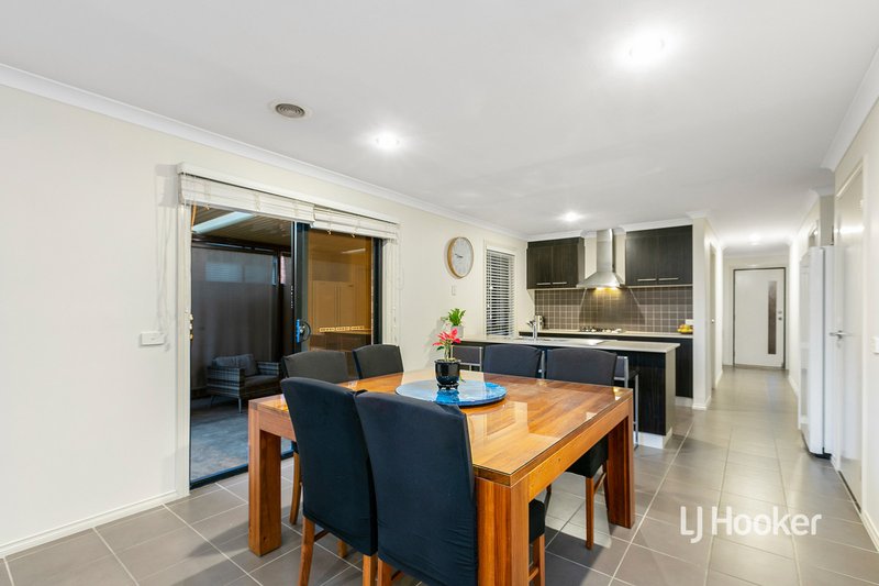 Photo - 11 Hasluck Gardens, Point Cook VIC 3030 - Image 5