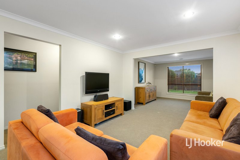 Photo - 11 Hasluck Gardens, Point Cook VIC 3030 - Image 7