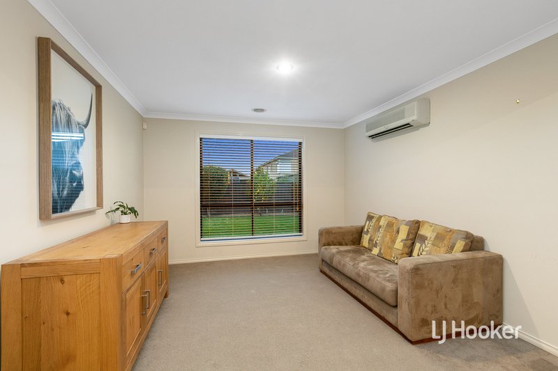 Photo - 11 Hasluck Gardens, Point Cook VIC 3030 - Image 8