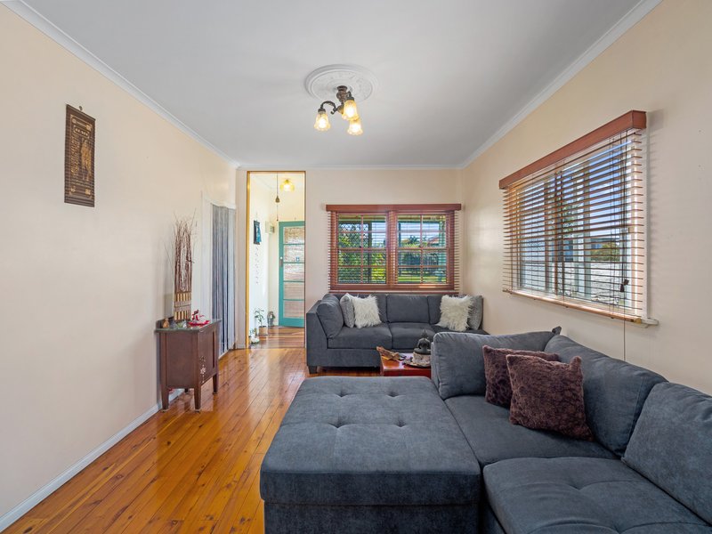 Photo - 11 Hedge Street, Strathpine QLD 4500 - Image 2