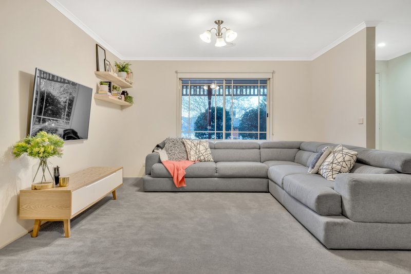 Photo - 11 Heytesbury Crescent, Craigieburn VIC 3064 - Image 5