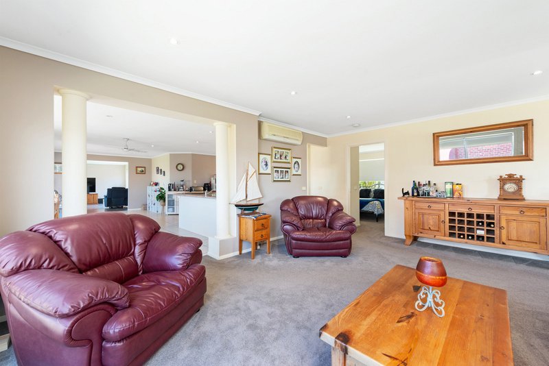 Photo - 11 Hillcrest Rise, Lakes Entrance VIC 3909 - Image 10