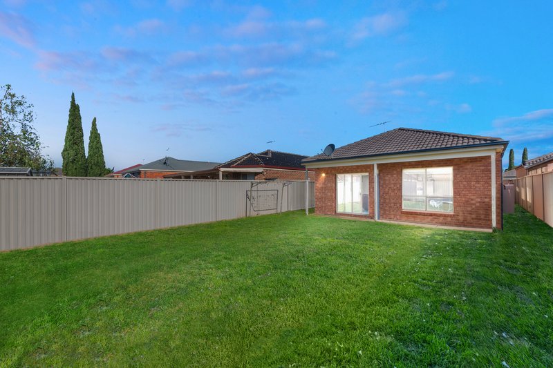 Photo - 11 Hinchinbrook Close, Caroline Springs VIC 3023 - Image 13