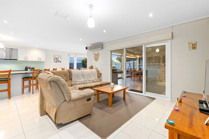 Photo - 11 Hodges Close, Rowville VIC 3178 - Image 5