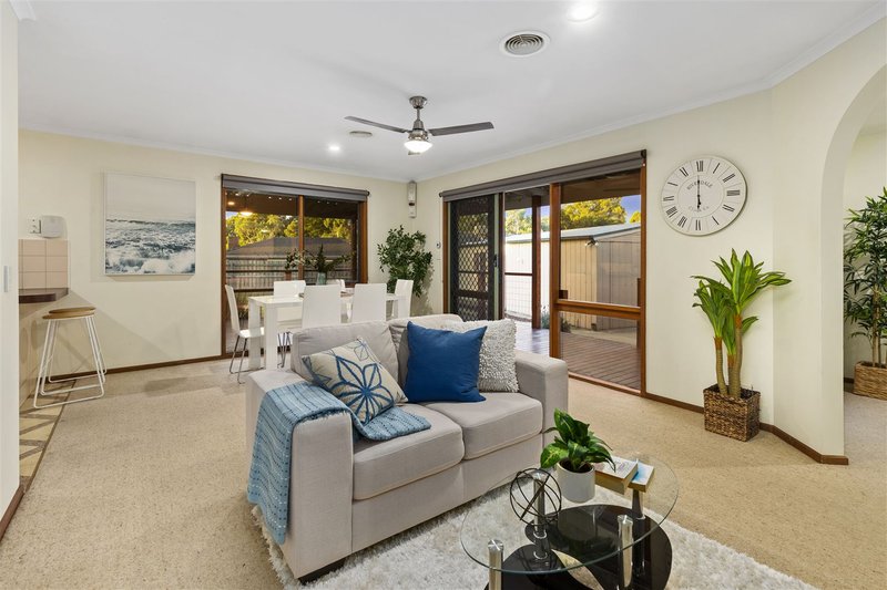 Photo - 11 Hollyhock Court, Cranbourne North VIC 3977 - Image 4