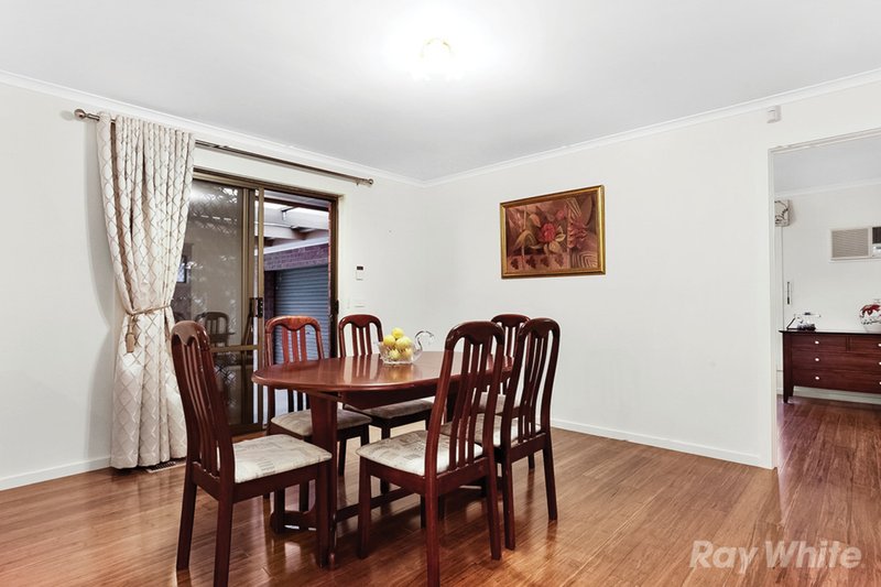 Photo - 11 Holmbury Boulevard, Mulgrave VIC 3170 - Image 4