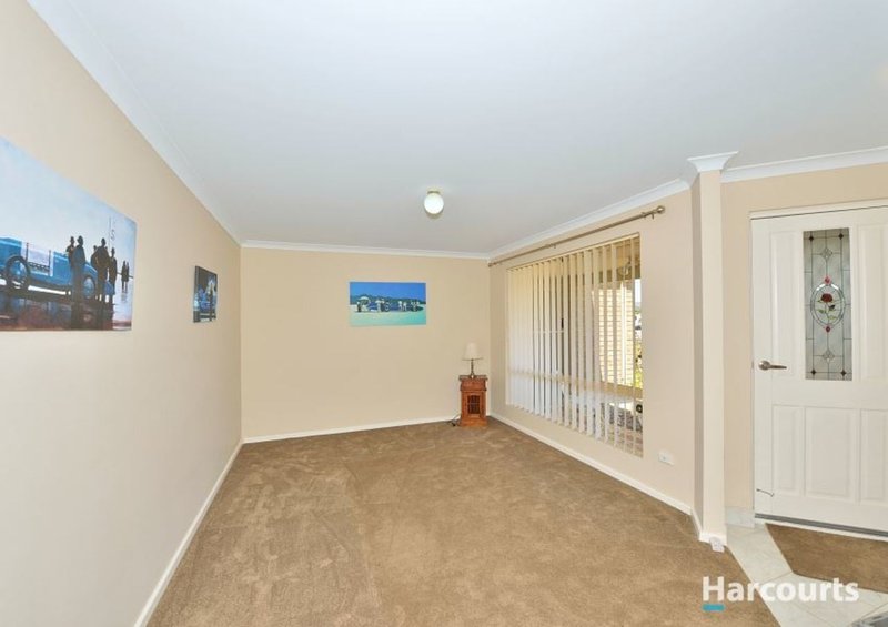 Photo - 11 Hovea Place, Coodanup WA 6210 - Image 4