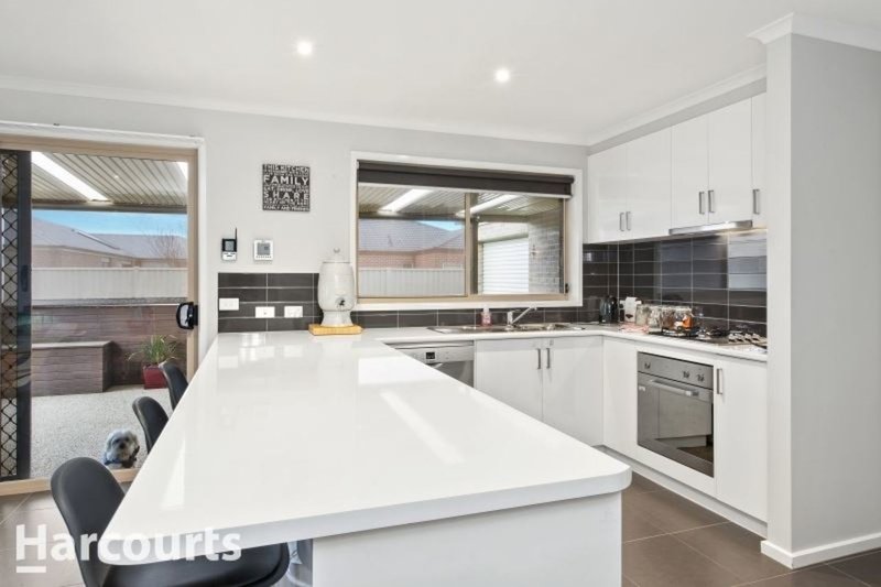 Photo - 11 Indiana Drive, Delacombe VIC 3356 - Image 3