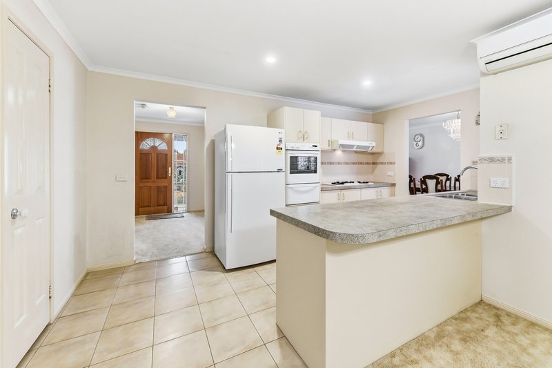 Photo - 11 Ironbark Close, Hampton Park VIC 3976 - Image 6