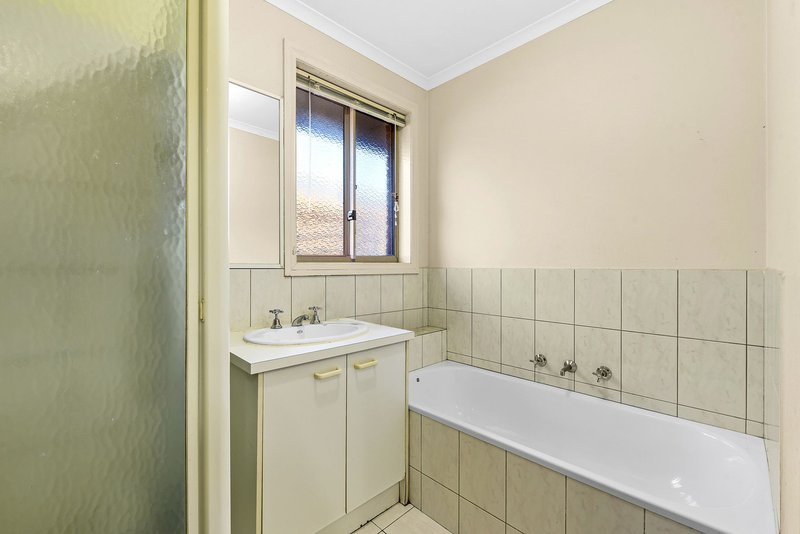 Photo - 11 Jessica Drive, Hampton Park VIC 3976 - Image 8