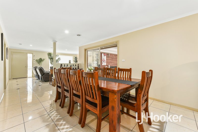 Photo - 11 Karoonda Way, Hampton Park VIC 3976 - Image 4